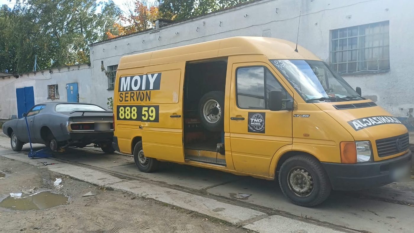 Bus serwisowy TND Mobil z otwartym warsztatem podczas wymiany kół